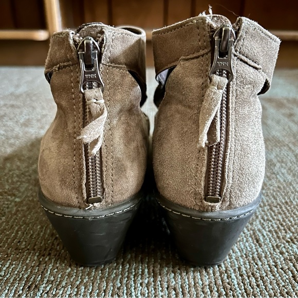 Dansko Beige Suede Side Cut Outs Bonita Back Zipper Ankle Booties, size 39 8.5 9 - Picture 5 of 12